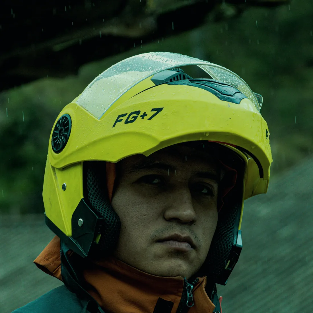 Operario con casco, pantalla facial y protección auditiva