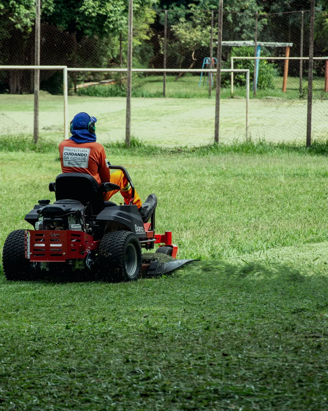 Tractor cortacésped manteniendo una parcela grande